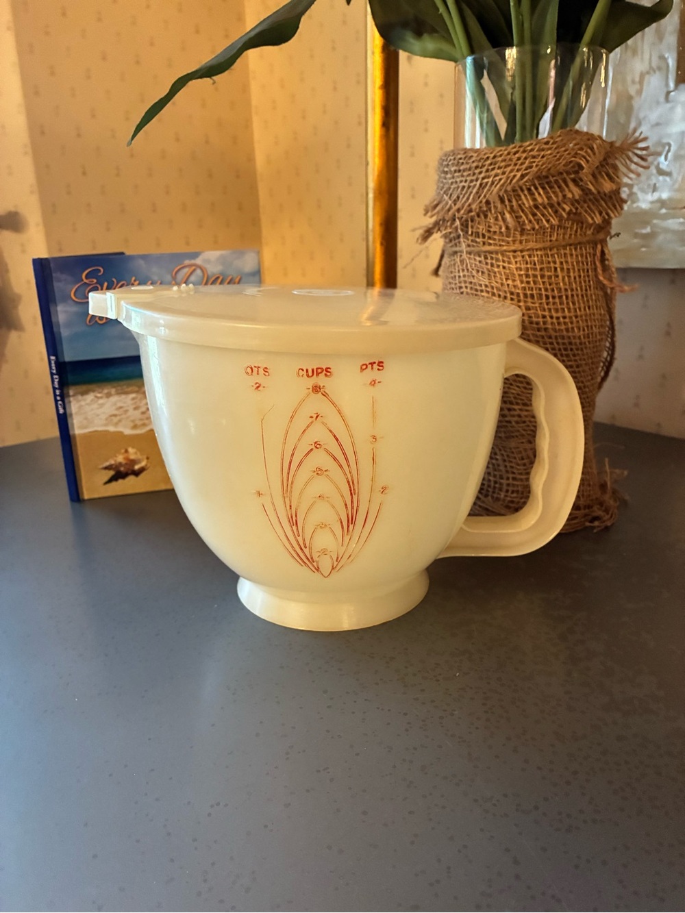 VINTAGE, Tupperware LARGE measuring cup, 1970’s with lid. MIX-N-STOR pour spout.